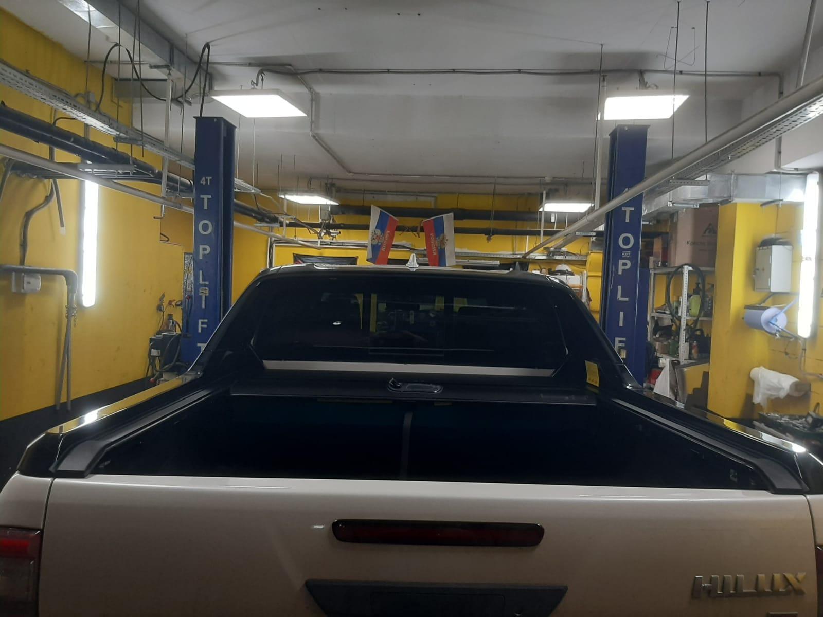 Toyota Hilux / Крышки кузова / Крышка роликовая (черная) под спойлер в комплектации Adventure Китай