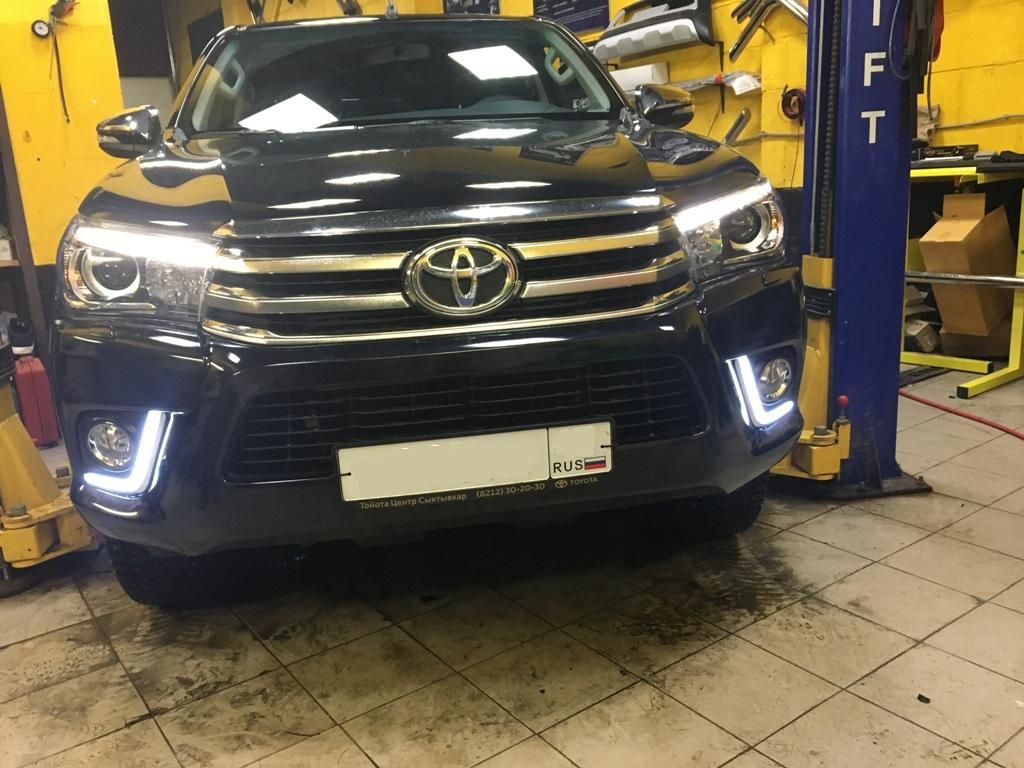 Toyota Hilux / Дневные ходовые огни / Дневные (неоновые) ходовые огни
