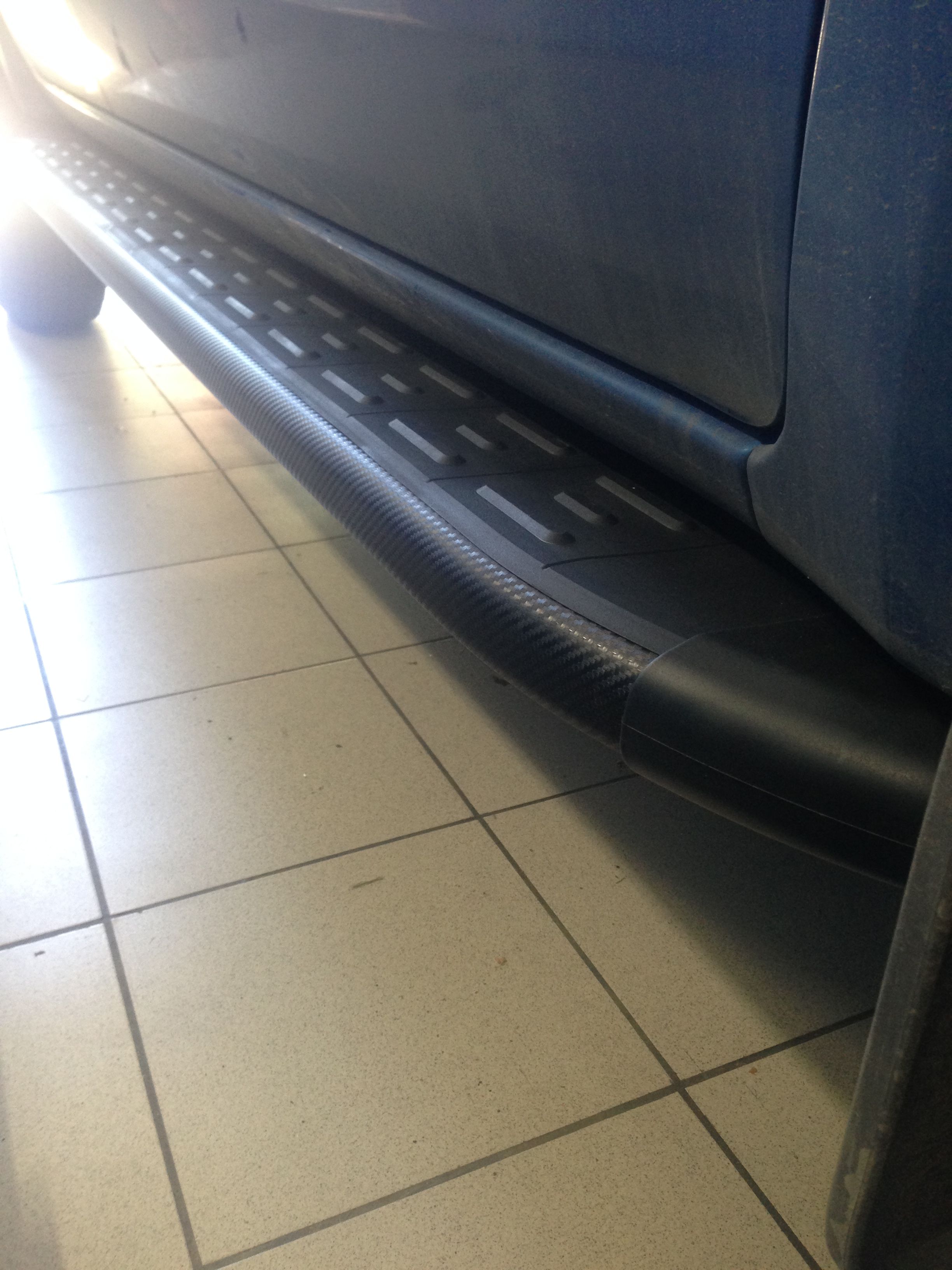 Mitsubishi / L200 2015-2024 / Пороги / Пороги алюминиевые с пластиковой накладкой (карбон черные) 1820 мм