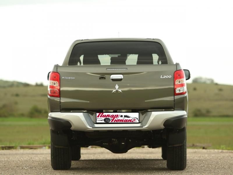 Задний бампер (под оригинал) для Mitsubishi L200 2015-2018