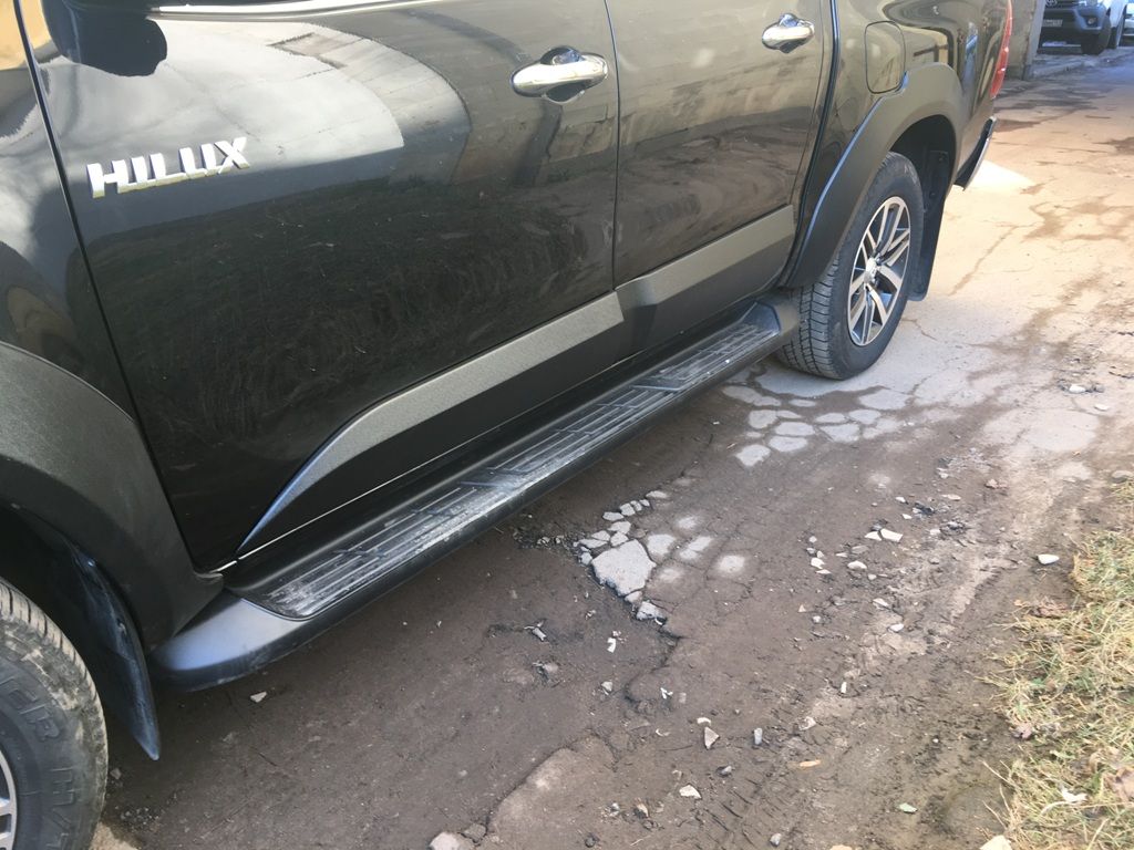 Toyota Hilux / Молдинги / Молдинги боковых дверей, черные