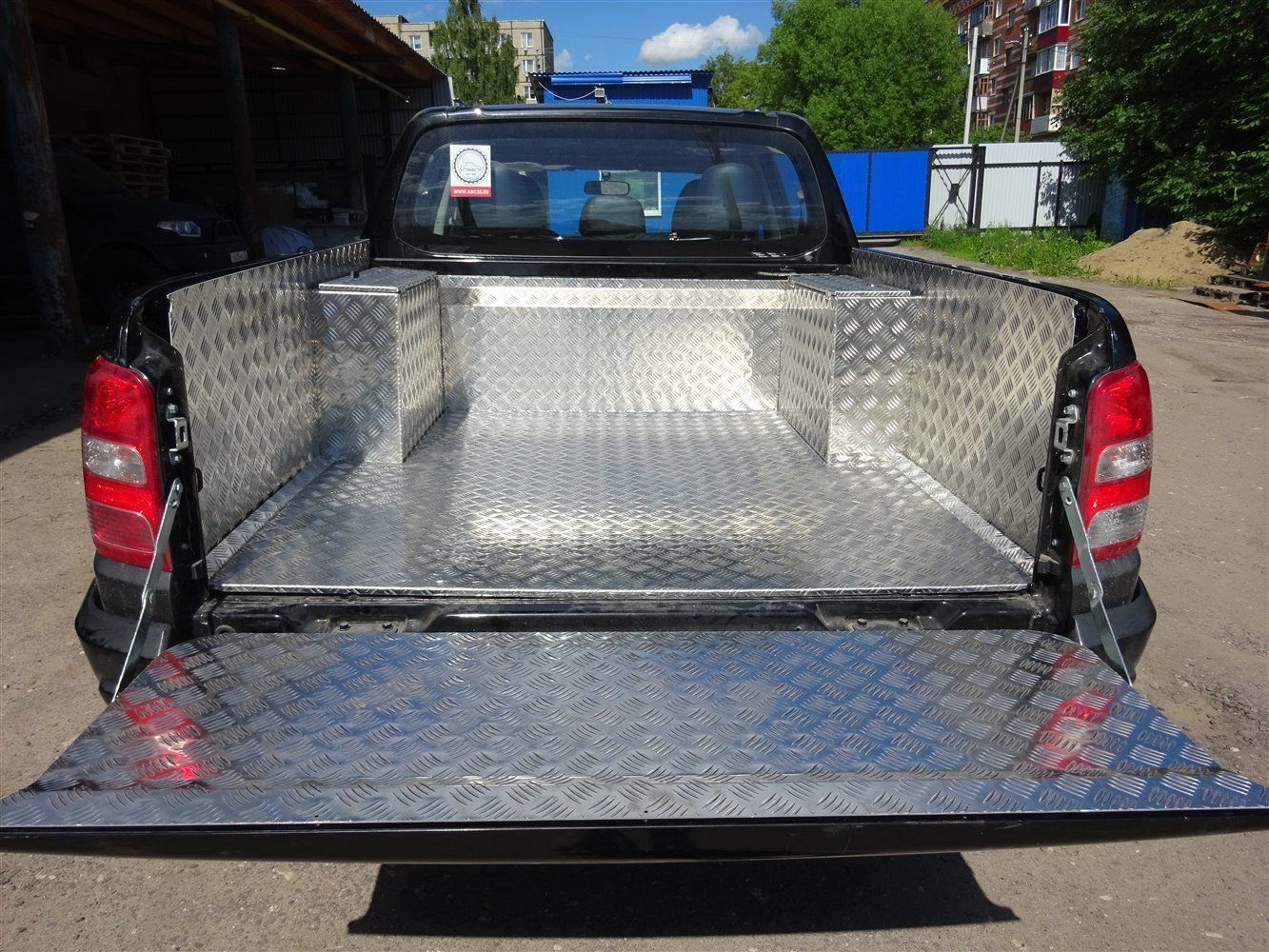 Mitsubishi / L200 2015-2024 / Вставка в кузов (вкладыш) / Вкладыш в кузов алюминиевый