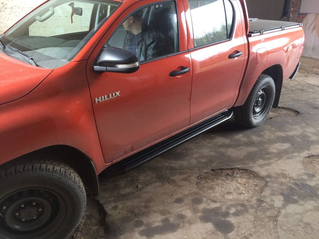 Пороги площадка Black - Toyota Hilux 2015-2024 - Пороги - 