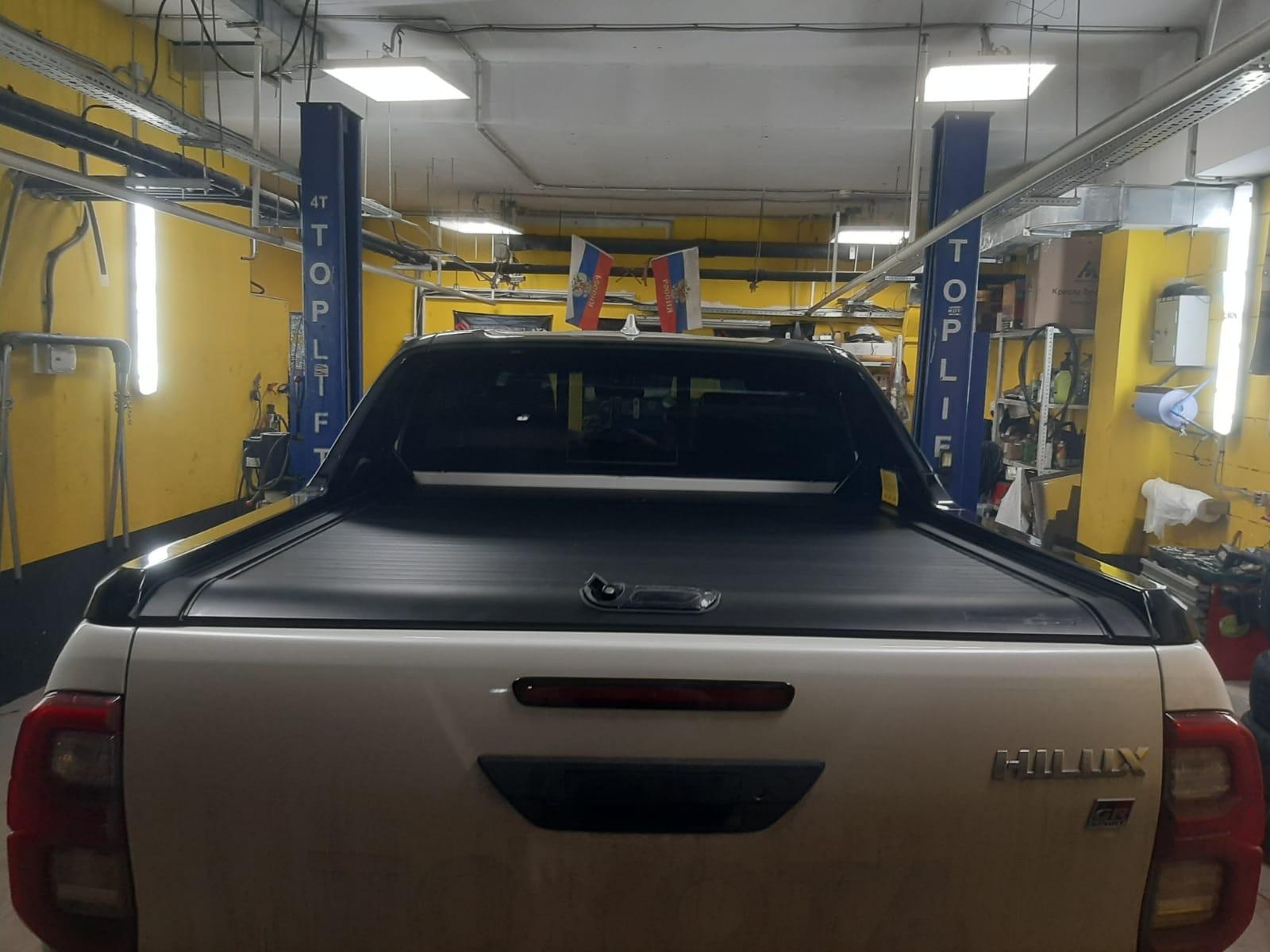 Toyota Hilux / Крышки кузова / Крышка роликовая (черная) под спойлер в комплектации Adventure Китай