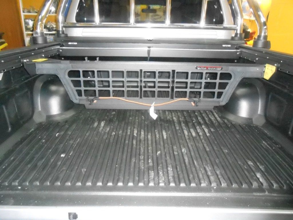 Разделитель кузова Cargo manager устанавливается совместно с крышкой Roll-N-Lock - Toyota Hilux 2011-2015 - Крышки кузова - 