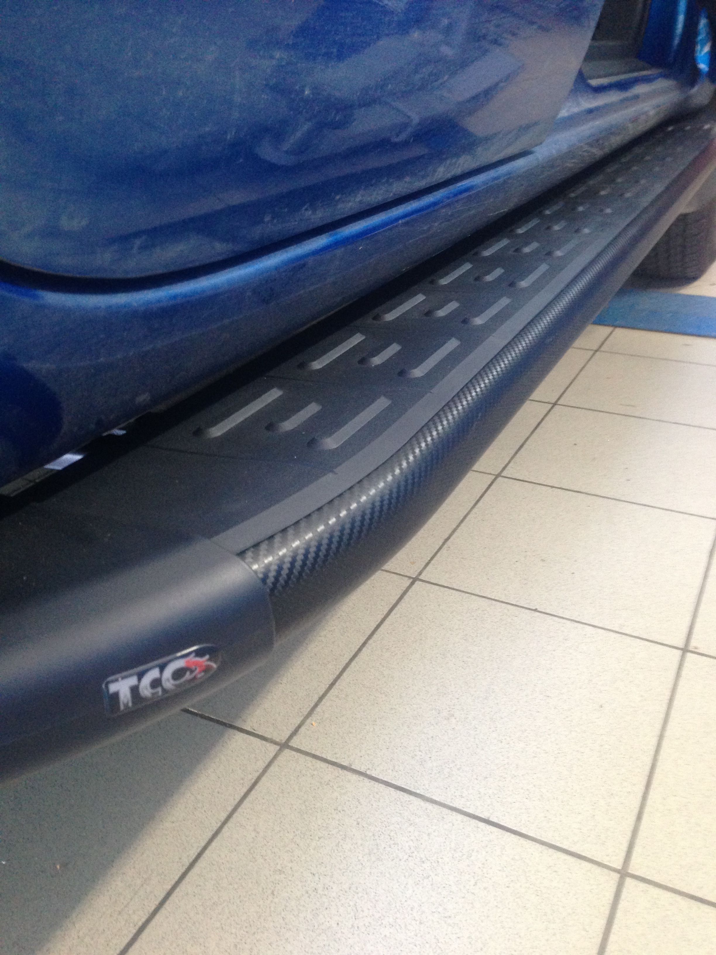 Mitsubishi / L200 2015-2024 / Пороги / Пороги алюминиевые с пластиковой накладкой (карбон черные) 1820 мм