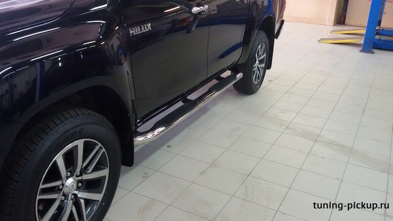 Toyota Hilux / Пороги / Пороги овальные с проступью
