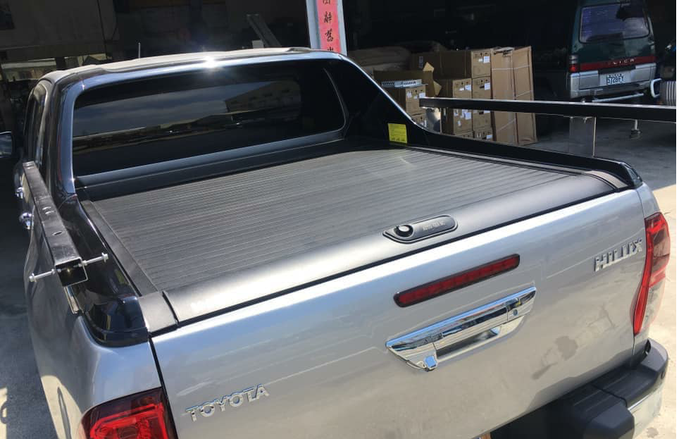 Toyota Hilux / Крышки кузова / Крышка роликовая (черная) под спойлер в комплектации Adventure Китай