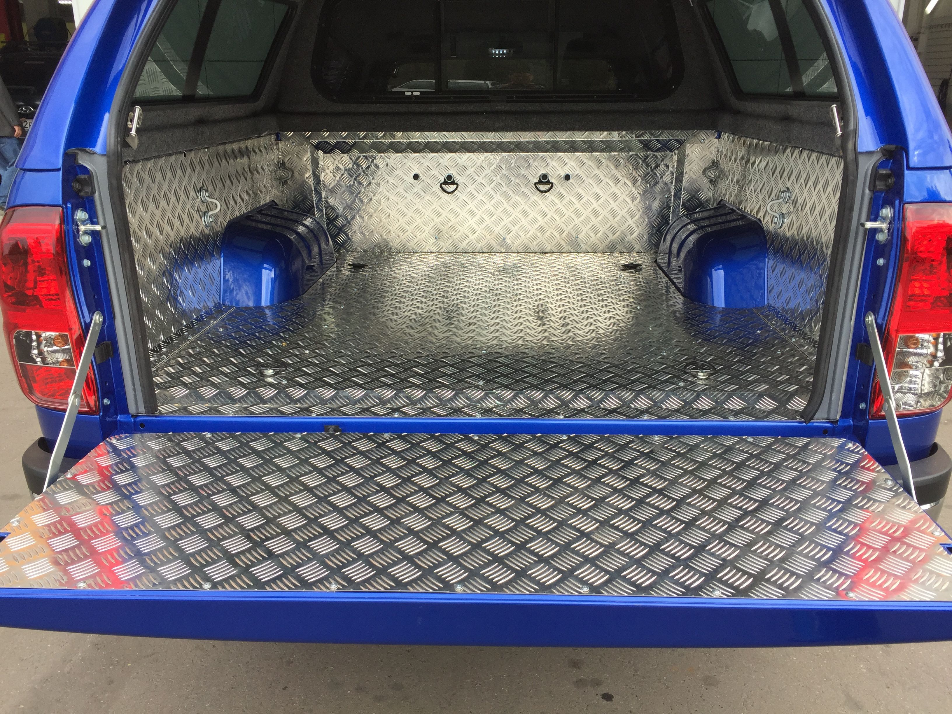 Toyota Hilux / Вставка (вкладыш) в кузов / Вкладыш в кузов под борт алюминиевый (комплект)