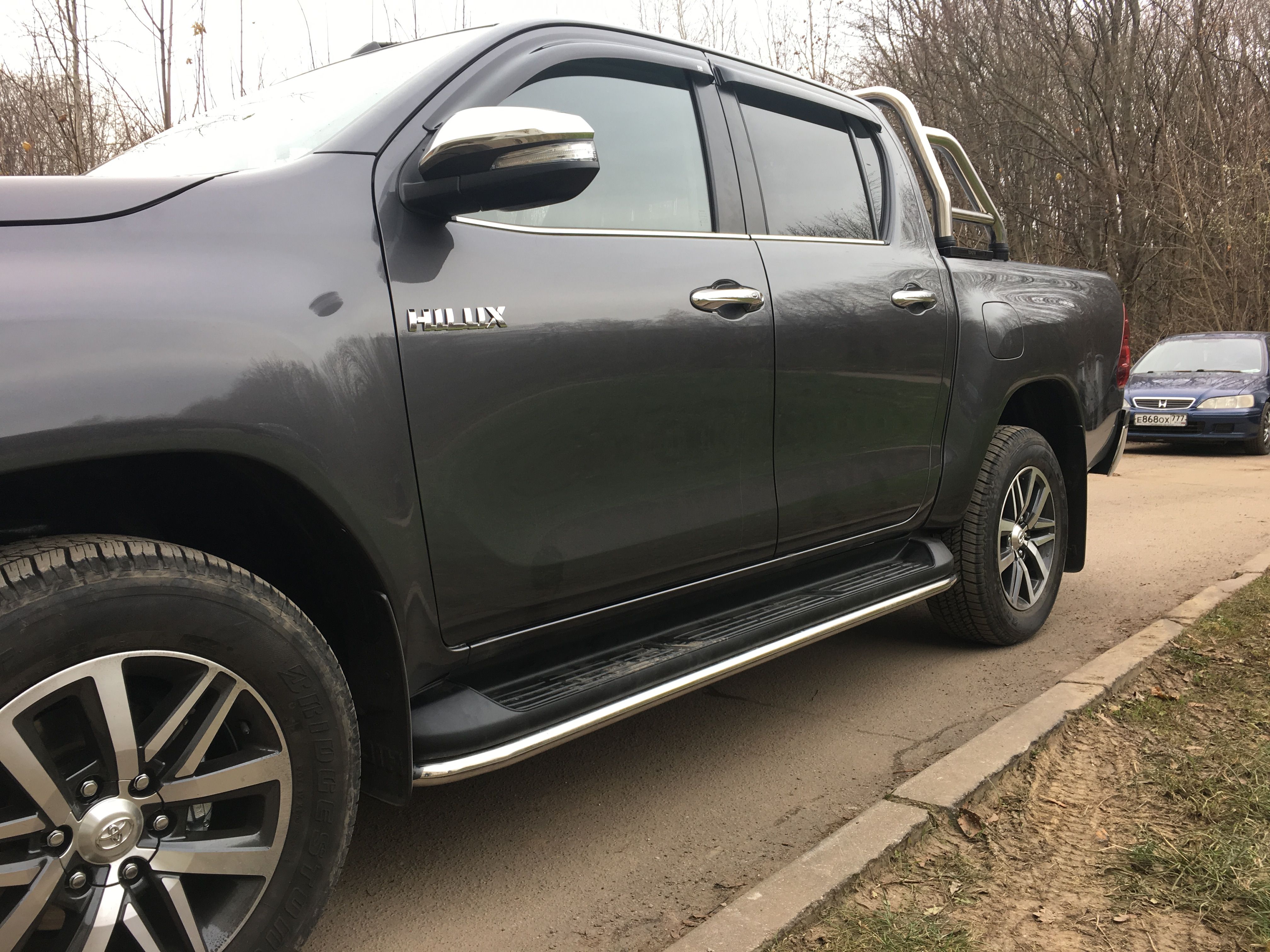 Toyota Hilux / Защита порогов / Защита оригинальных порогов 42,4 мм. Revo