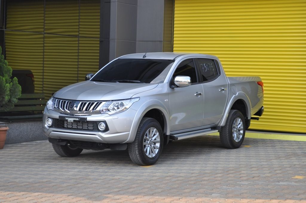 Mitsubishi / L200 2015-2024 / Пороги / Комплект алюминиевых порогов с пластиковыми торцевыми накладками,модель "AVANGARDE NEW" (цвет серый)