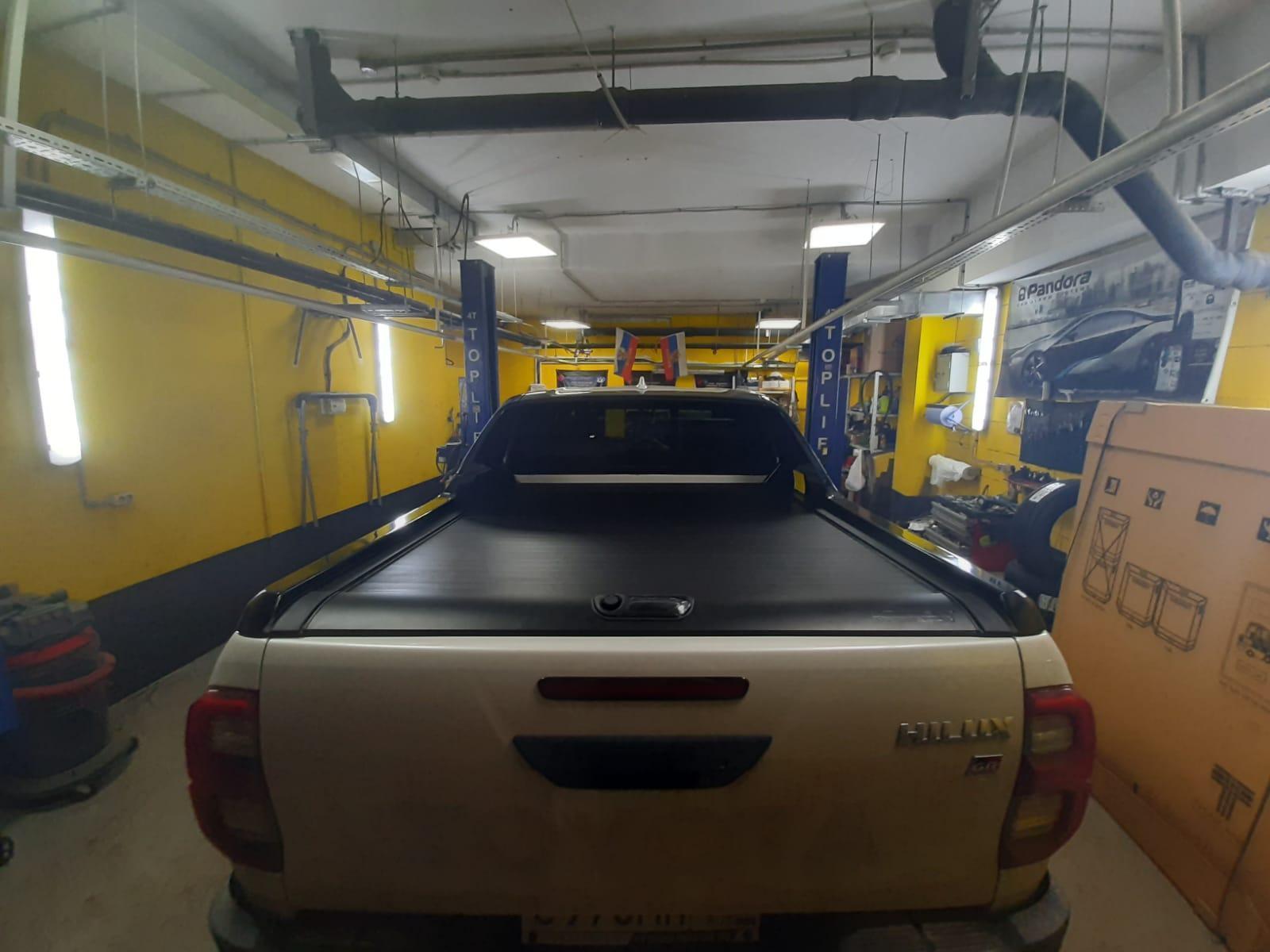 Toyota Hilux / Крышки кузова / Крышка роликовая (черная) под спойлер в комплектации Adventure Китай