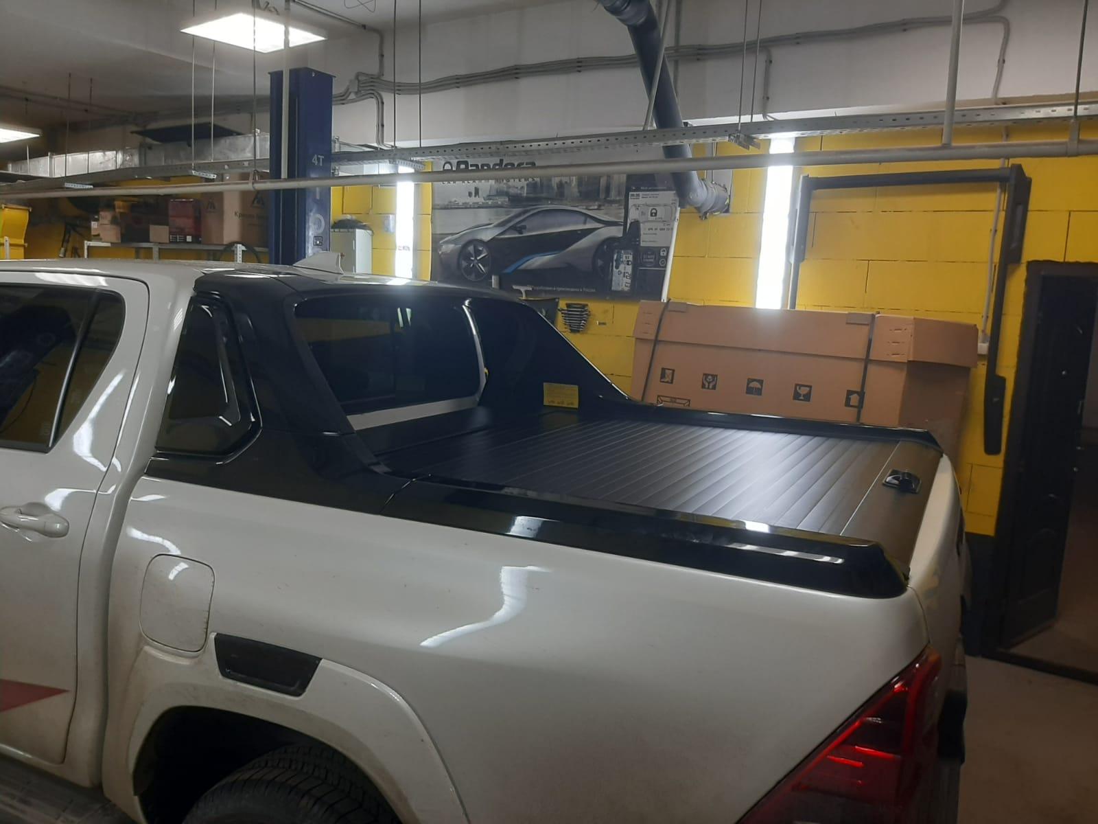 Toyota Hilux / Крышки кузова / Крышка роликовая (черная) под спойлер в комплектации Adventure Китай