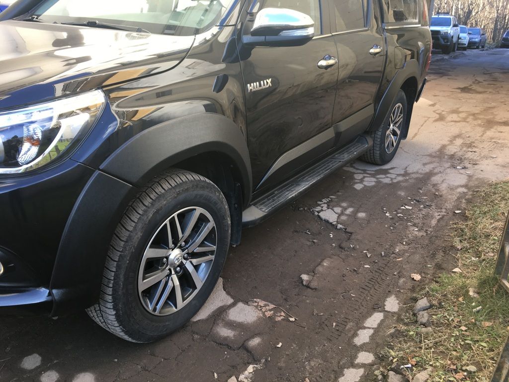Молдинги боковых дверей, черные - Toyota Hilux 2015-2024 - Молдинги