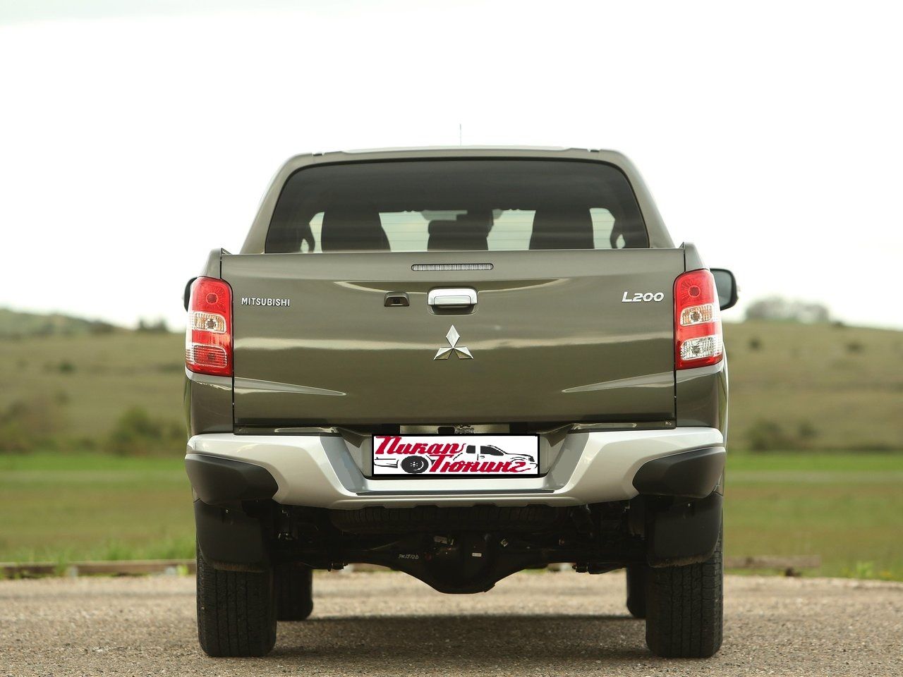 Задний бампер (под оригинал) для Mitsubishi L200 2015-2018