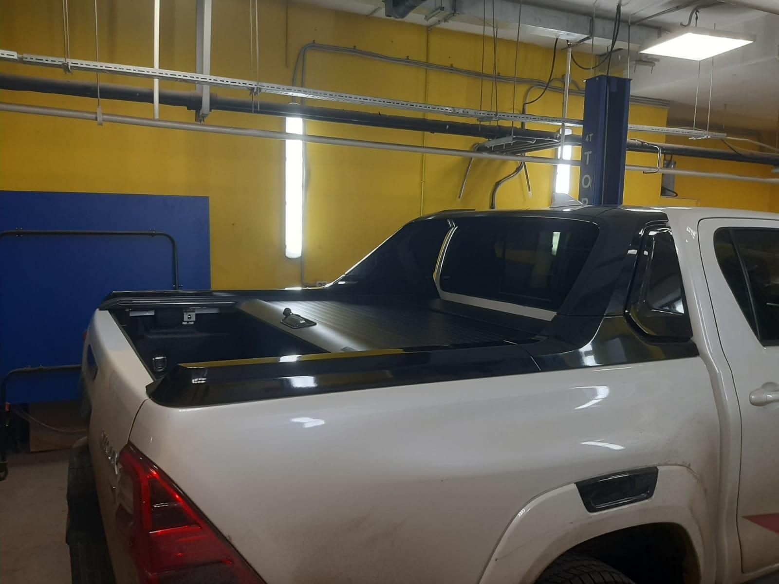 Toyota Hilux / Крышки кузова / Крышка роликовая (черная) под спойлер в комплектации Adventure Китай