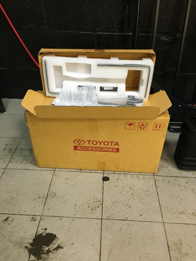 Toyota Hilux / Ящик в кузов / Боковой ящик оригинальный  в кузов