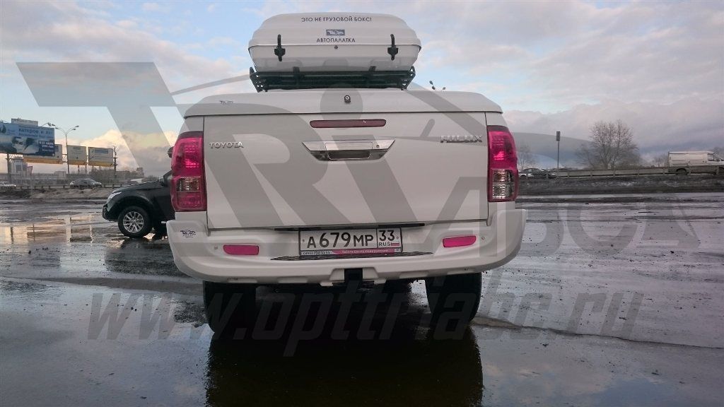 Toyota Hilux / Бампер задний / Бампер задний с квадратом под доп. оборудование