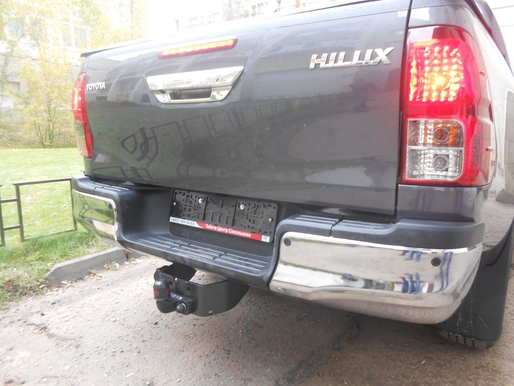 Toyota Hilux / Фаркоп / Фаркоп оригинальный фланцевый Revo