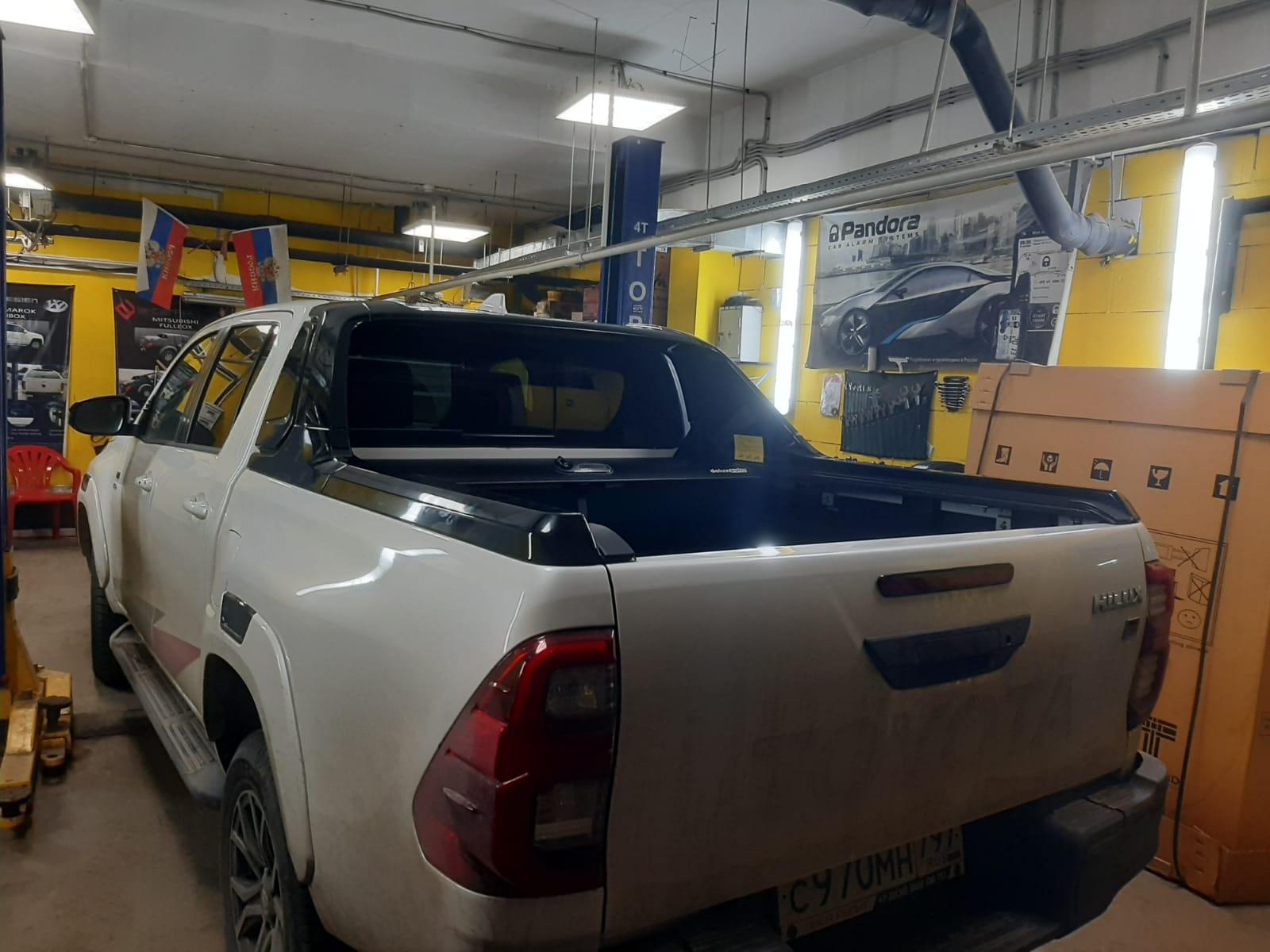 Toyota Hilux / Крышки кузова / Крышка роликовая (черная) под спойлер в комплектации Adventure Китай