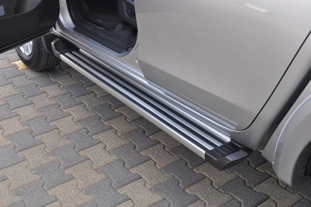 Комплект алюминиевых порогов с пластиковыми торцевыми накладками,модель "AVANGARDE NEW" (цвет серый) - Mitsubishi L200 2015-2022 - Пороги