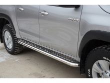 Пороги с площадкой (нерж. лист) 60 мм. - Toyota Hilux 2015-2024 - Пороги