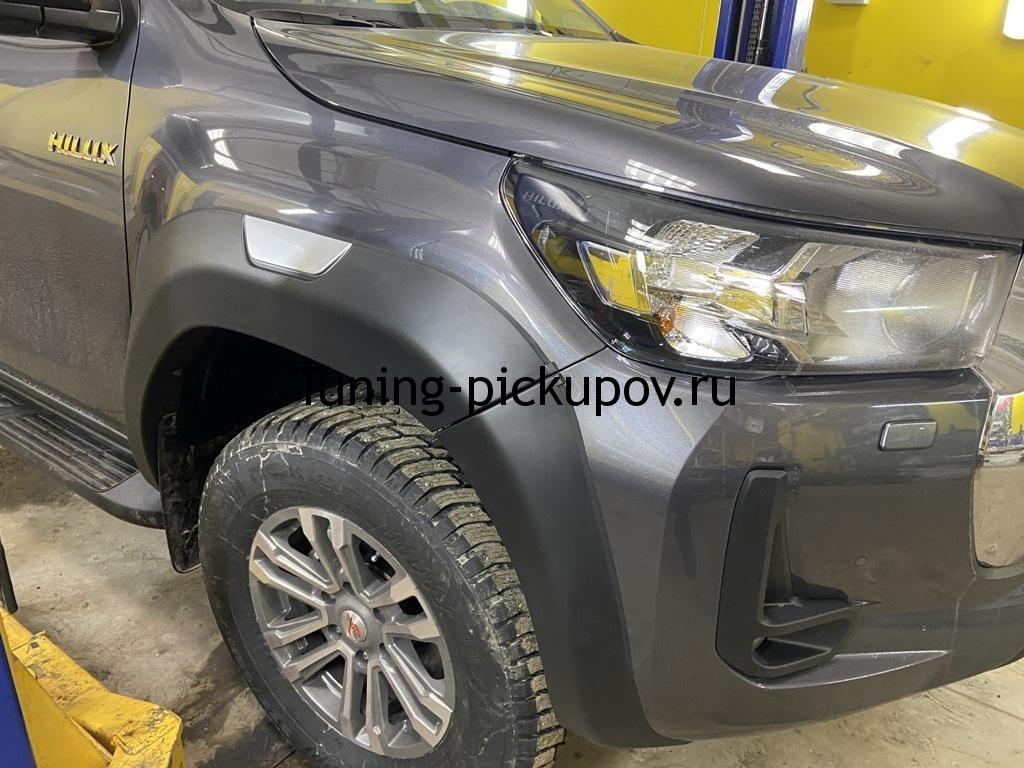 Toyota Hilux / Расширители колесных арок / Расширители арок (серебристая вставка) для а.м. с 2021 г.в.