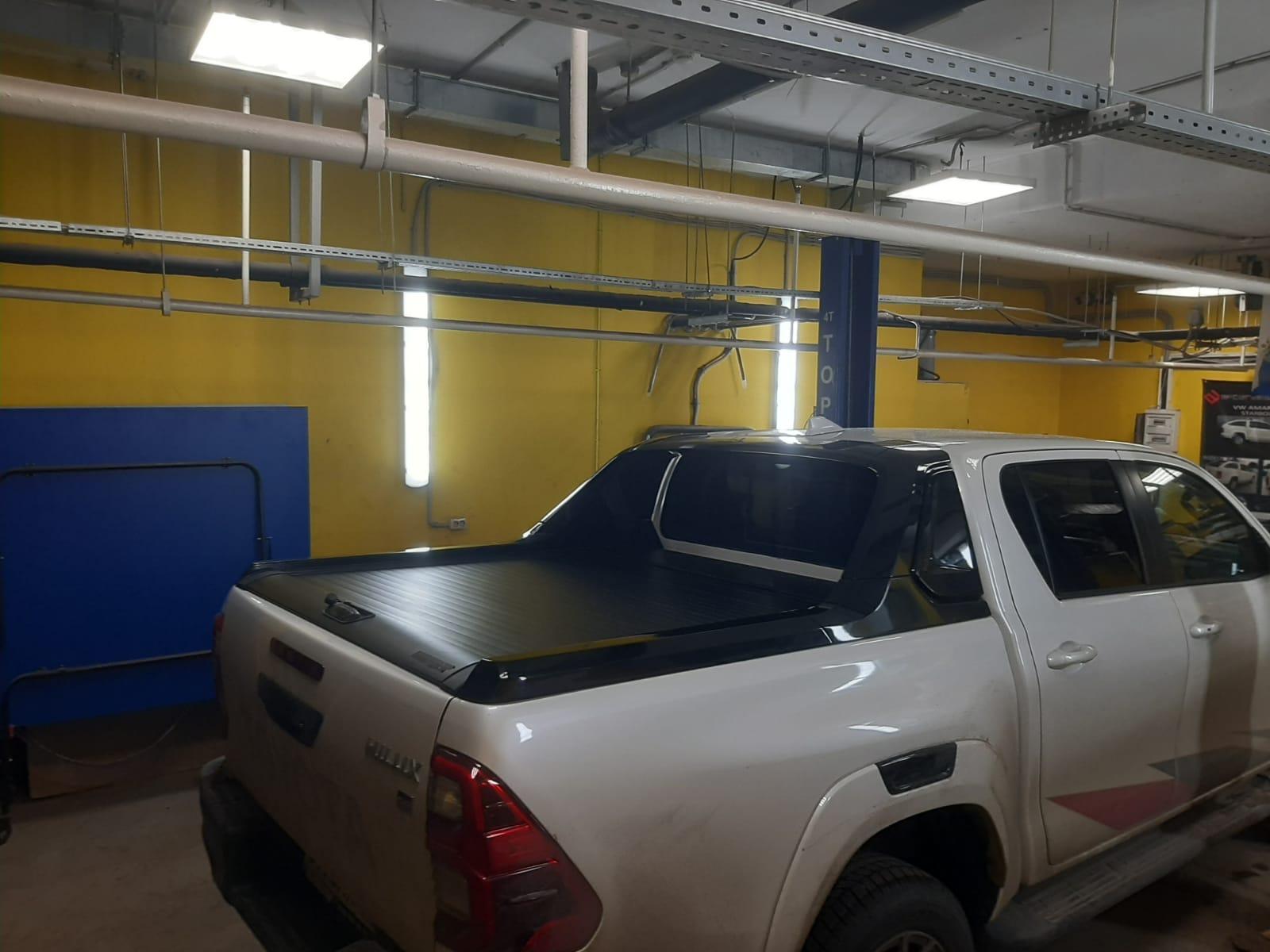 Toyota Hilux / Крышки кузова / Крышка роликовая (черная) под спойлер в комплектации Adventure Китай