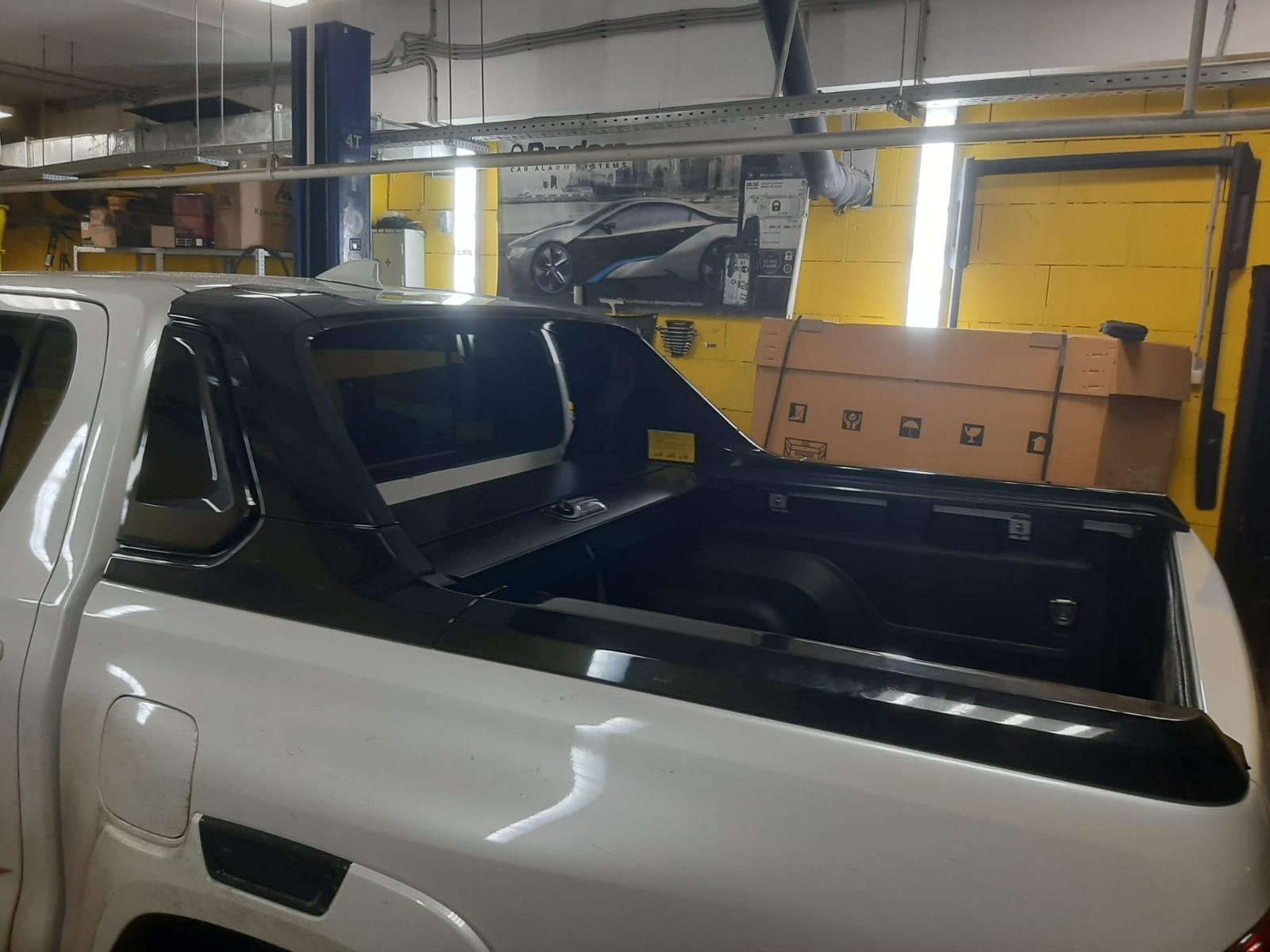 Toyota Hilux / Крышки кузова / Крышка роликовая (черная) под спойлер в комплектации Adventure Китай