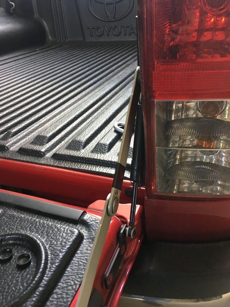Амортизатор заднего борта - Toyota Hilux 2015-2024 - Амортизатор заднего борта - 