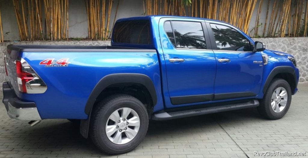 Молдинги боковых дверей, черные  - Toyota Hilux 2015-2024 - Молдинги