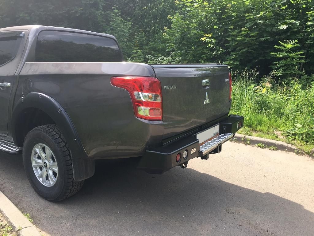 Mitsubishi / L200 2015-2024 / Бампер задний / Бампер задний с квадратом под фаркоп и фонарями