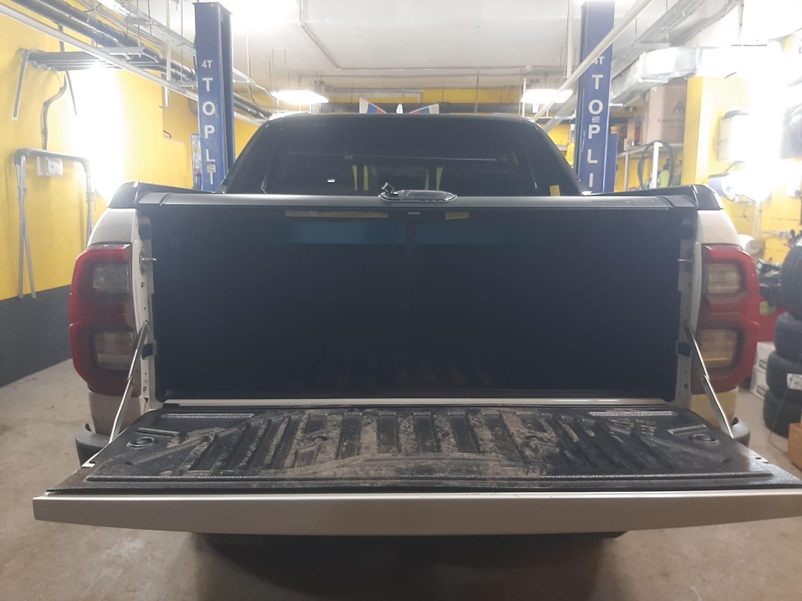 Toyota Hilux / Крышки кузова / Крышка роликовая (черная) под спойлер в комплектации Adventure Китай