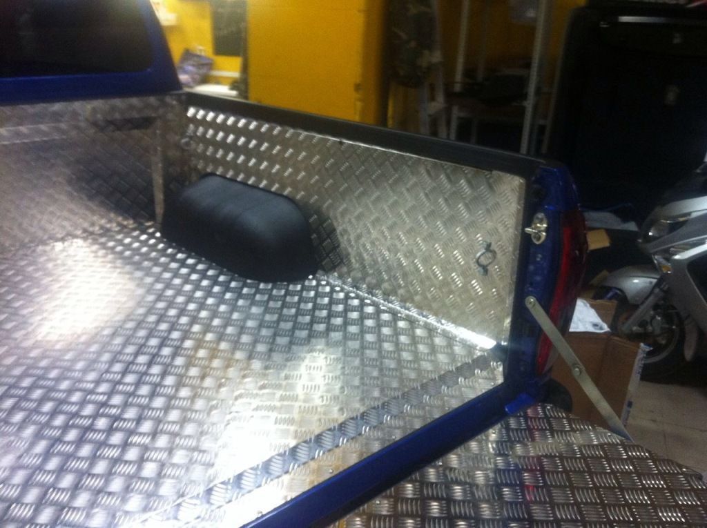 Toyota Hilux / Вставка (вкладыш) в кузов / Вкладыш в кузов под борт алюминиевый (комплект)