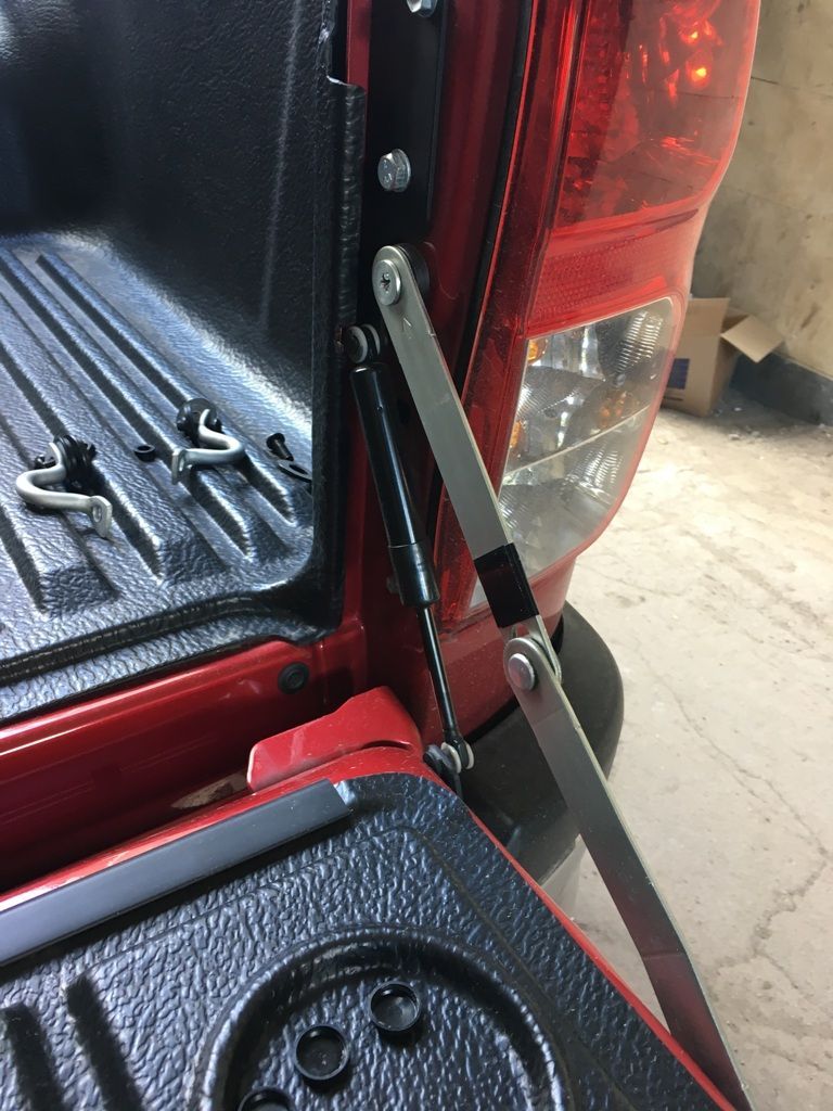 Toyota Hilux / Амортизатор заднего борта / Амортизатор заднего борта