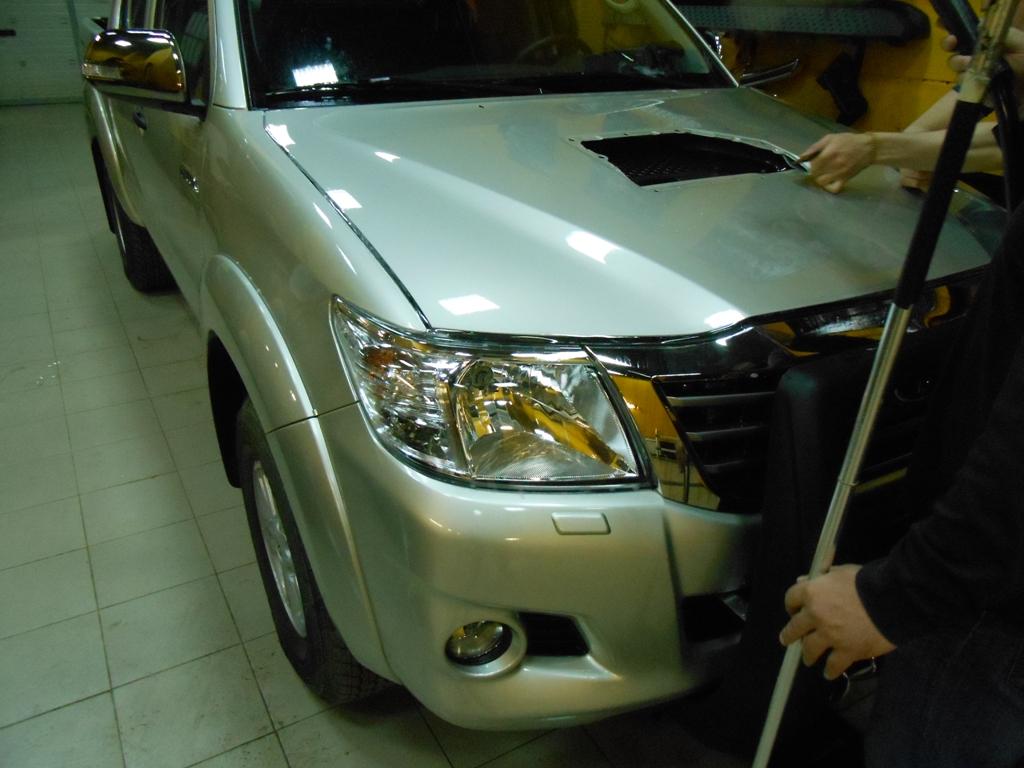 Оклейка бортов грузового отсека - Toyota Hilux 2011-2015 - Оклейка плёнкой, тонировка - 