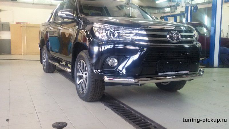 Пороги овальные с проступью - Toyota Hilux 2015-2024 - Пороги