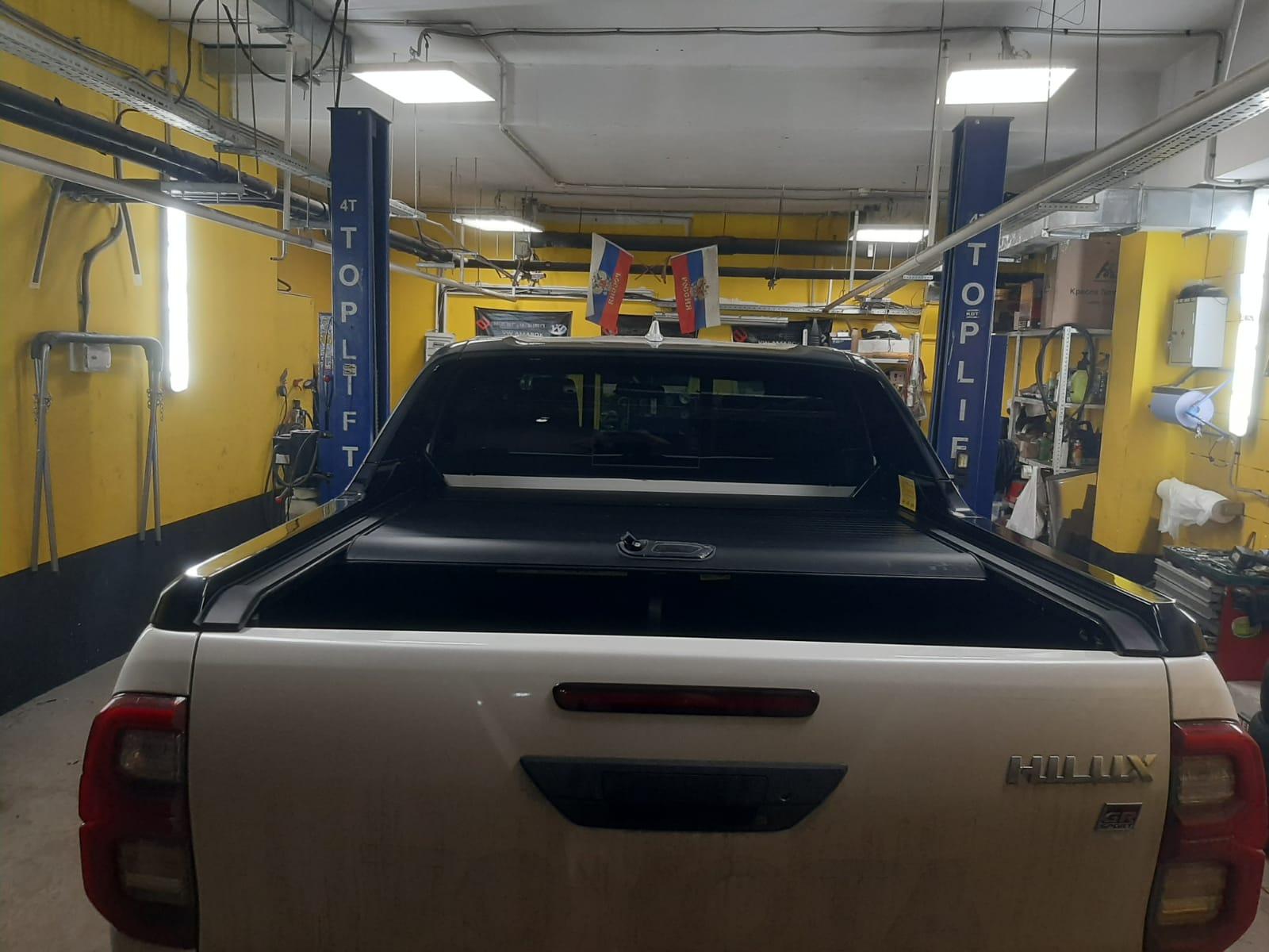 Toyota Hilux / Крышки кузова / Крышка роликовая (черная) под спойлер в комплектации Adventure Китай