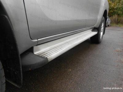 Боковые оригинальные пороги алюминий - Toyota Hilux 2015-2024 - Пороги - 