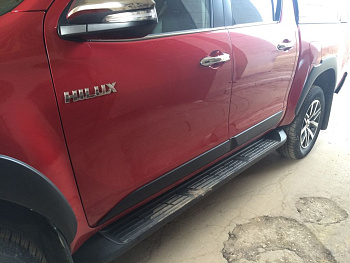 Toyota Hilux / Молдинги / Оригинальные боковые молдинги, цвет черный Revo