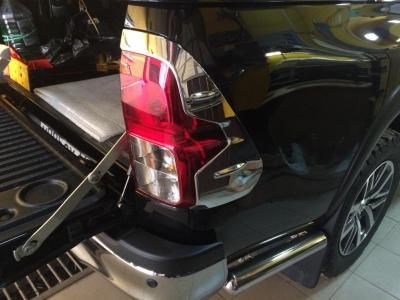 Хромированные накладки на задние фонари - Toyota Hilux 2015-2023 - Молдинги - 
