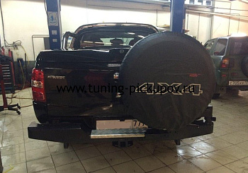 Mitsubishi / L200 2015-2024 / Бампер задний / Бампер задний с квадратом под фаркоп и калиткой