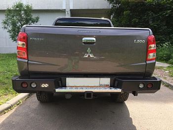 Mitsubishi / L200 2015-2024 / Бампер задний / Бампер задний с квадратом под фаркоп и фонарями