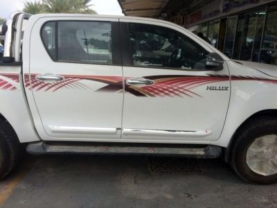 Молдинги боковых дверей, белые с хром полосой - Toyota Hilux 2015-2024 - Молдинги - 