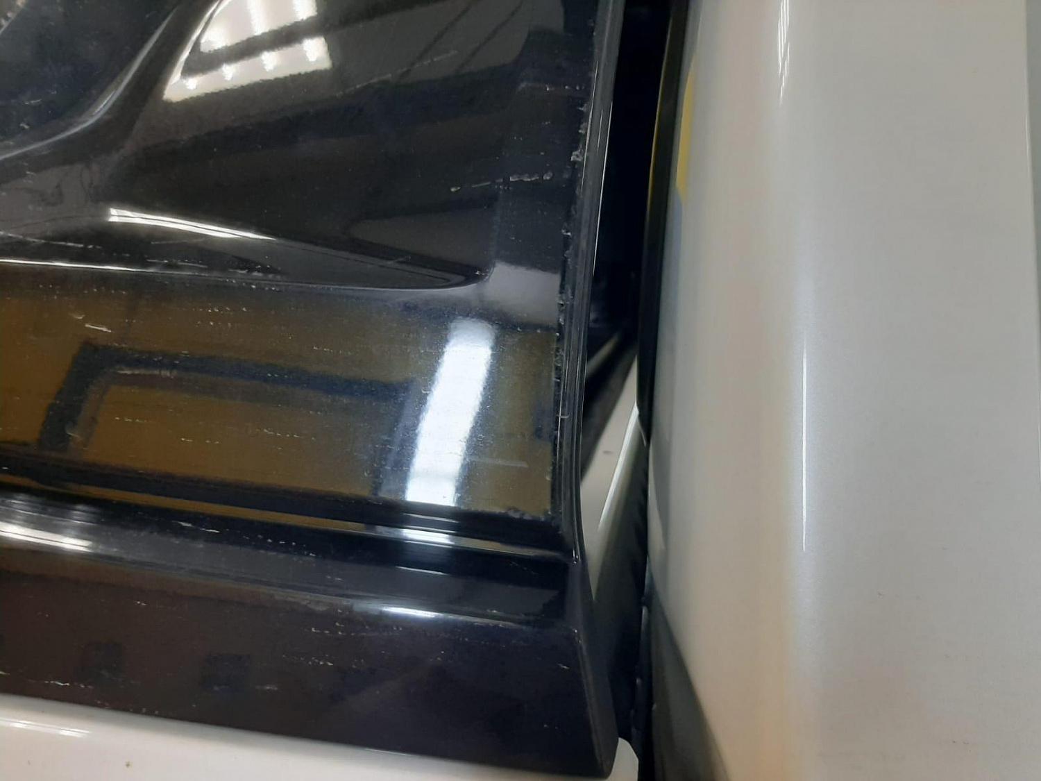 Крышка роликовая (черная) под спойлер в комплектации Adventure Toyota Hilux 2015-2024
