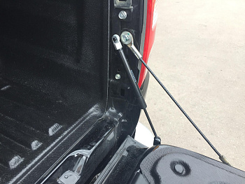 Mitsubishi / L200 2015-2024 / Амортизатор заднего борта / Амортизатор заднего борта (борт с тросами)