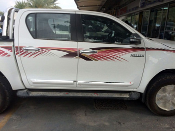 Toyota Hilux / Молдинги / Молдинги боковых дверей, белые с хром полосой