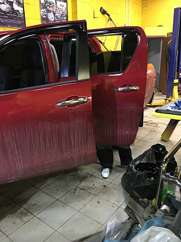 Toyota Hilux / Оклейка плёнкой, тонировка / Тонировка