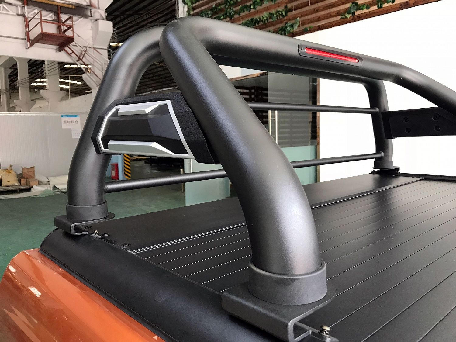 Крышка роликовая с дугой Roller LID Toyota Hilux 2015-2024